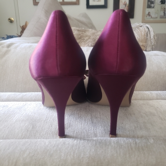 Beautiful Tuxedo Bow Style 4 inch Wine Satin Nine West Pump and Clutch Set - Picture 4 of 10